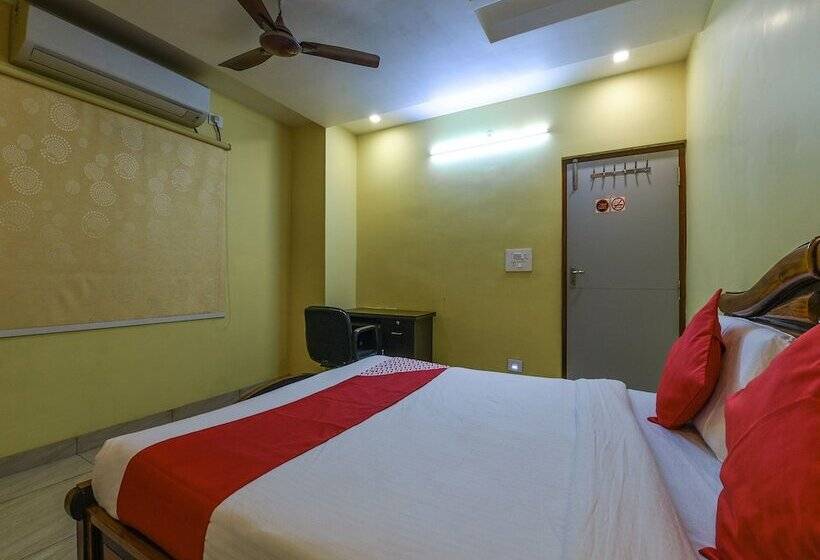 Pensjonat Oyo 18612 Sree Sai Surya Service Apartment