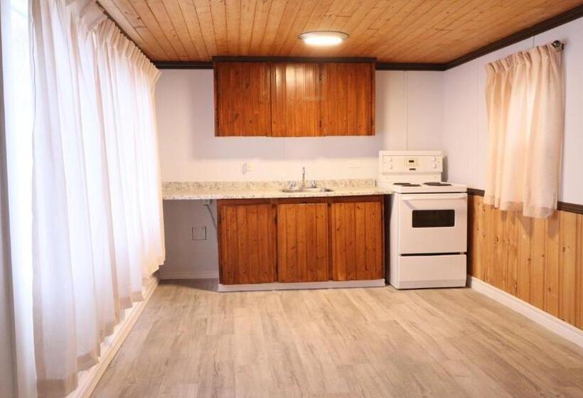 Hostel Algonquin Lakeside Inn