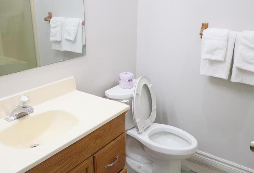 Hostel Algonquin Lakeside Inn