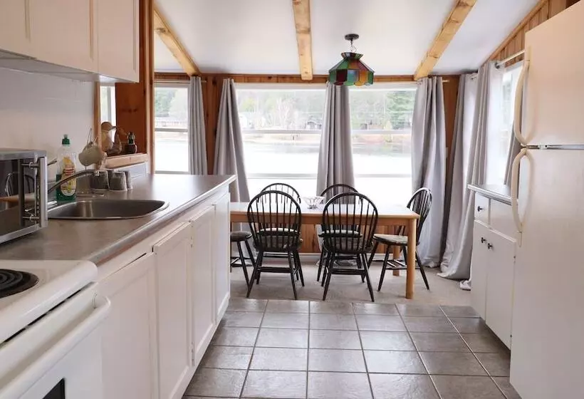 Retkeilymaja Algonquin Lakeside Inn