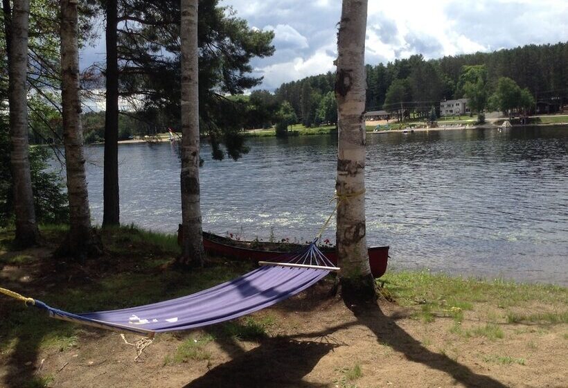 Hostel Algonquin Lakeside Inn