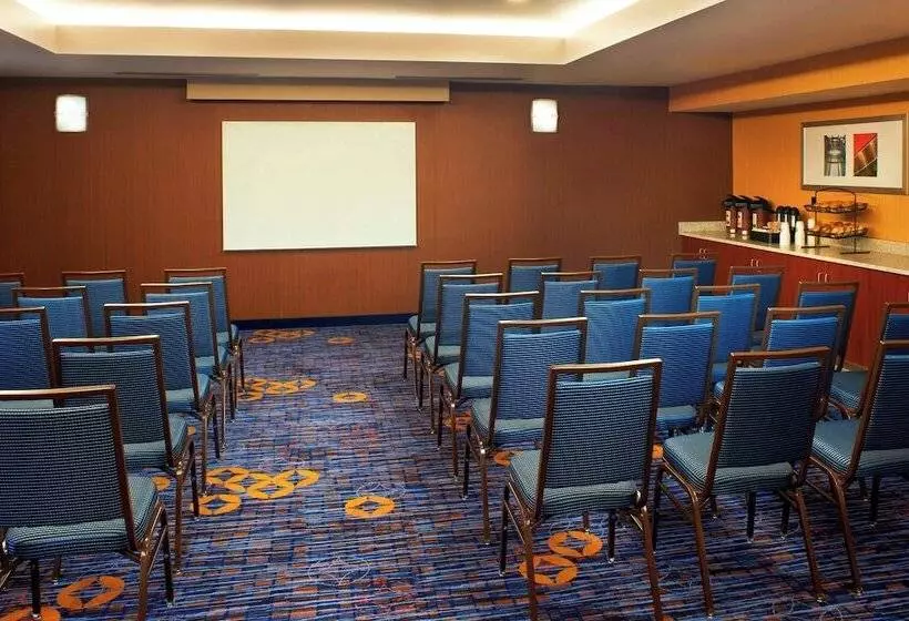 호텔 Courtyard Cleveland Airport North