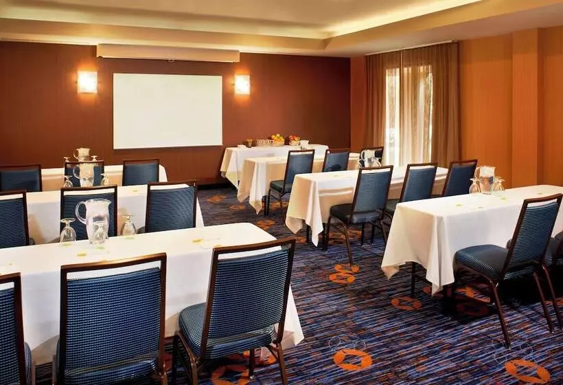 호텔 Courtyard Cleveland Airport North