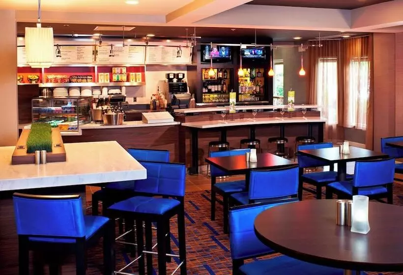 호텔 Courtyard Cleveland Airport North