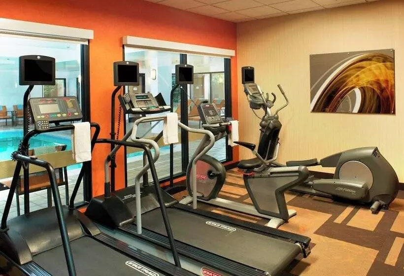 호텔 Courtyard Cleveland Airport North