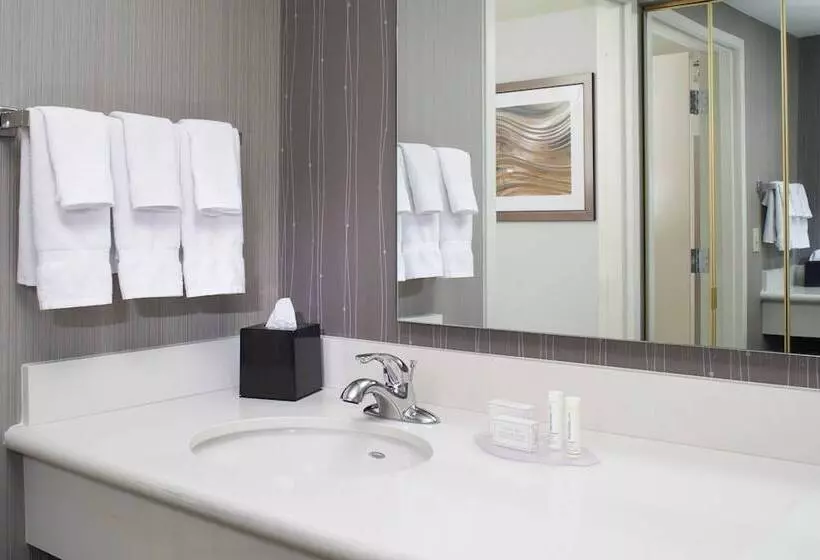 호텔 Courtyard Cleveland Airport North