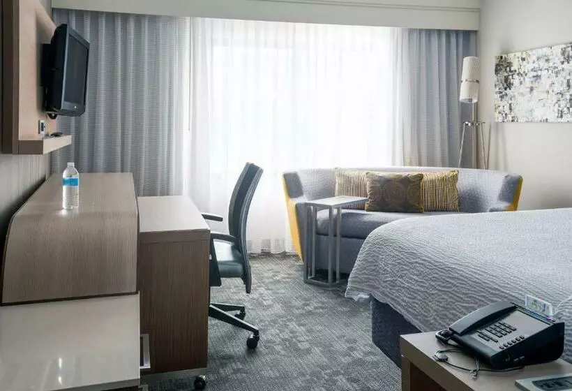 호텔 Courtyard Cleveland Airport North