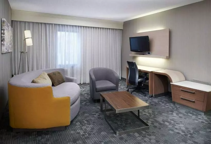 호텔 Courtyard Cleveland Airport North