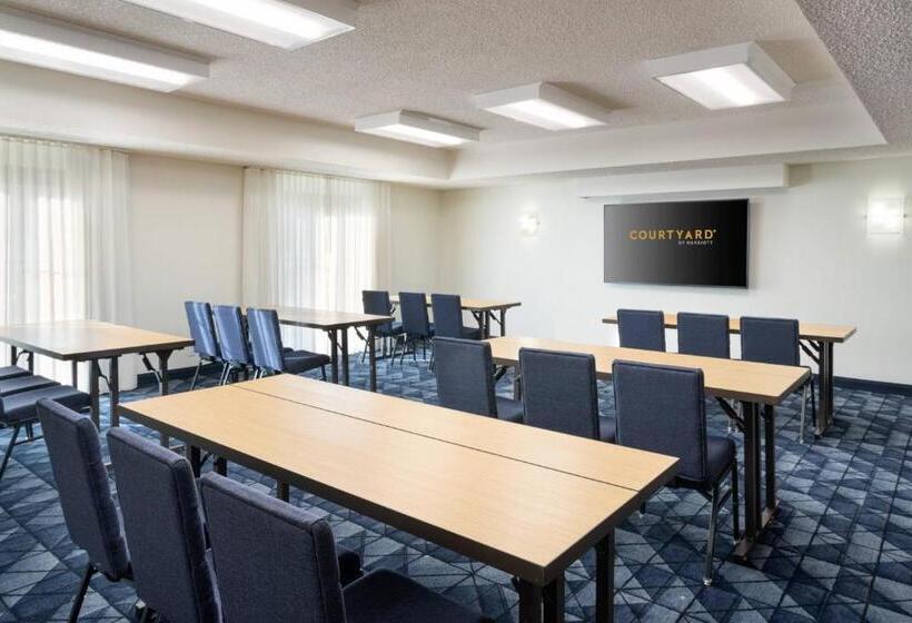 בית מלון כפרי Courtyard St. Petersburg Clearwater