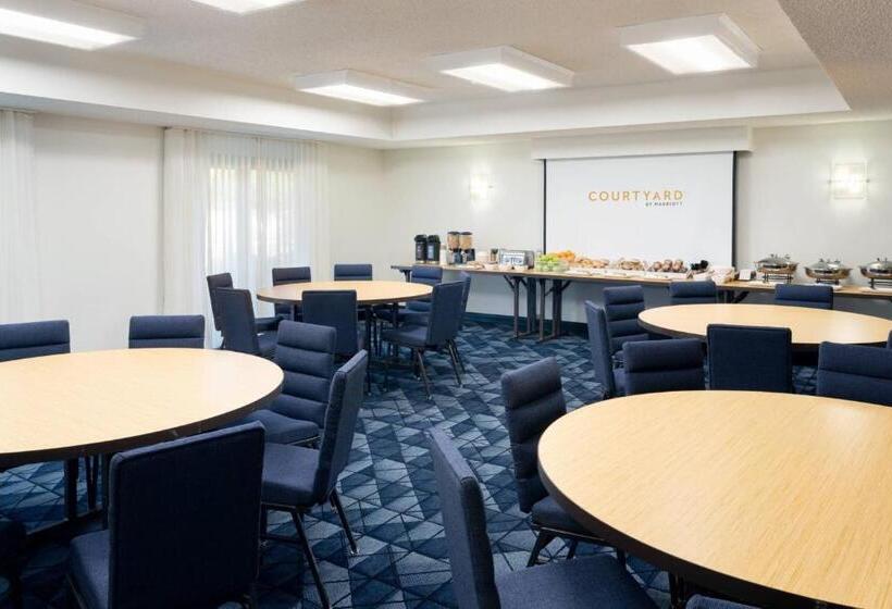 בית מלון כפרי Courtyard St. Petersburg Clearwater