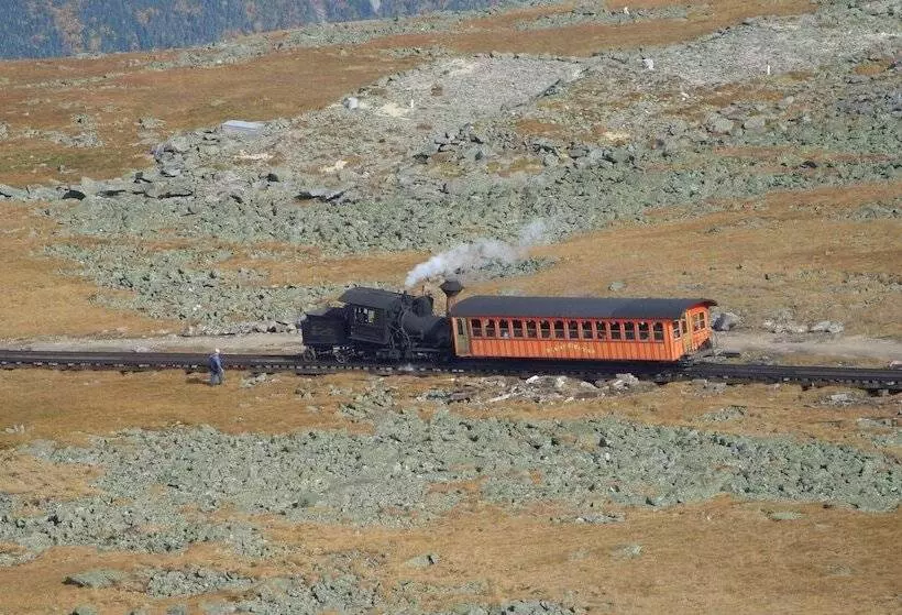 هتل Cranmore Mountain Lodge Bed & Breakfast