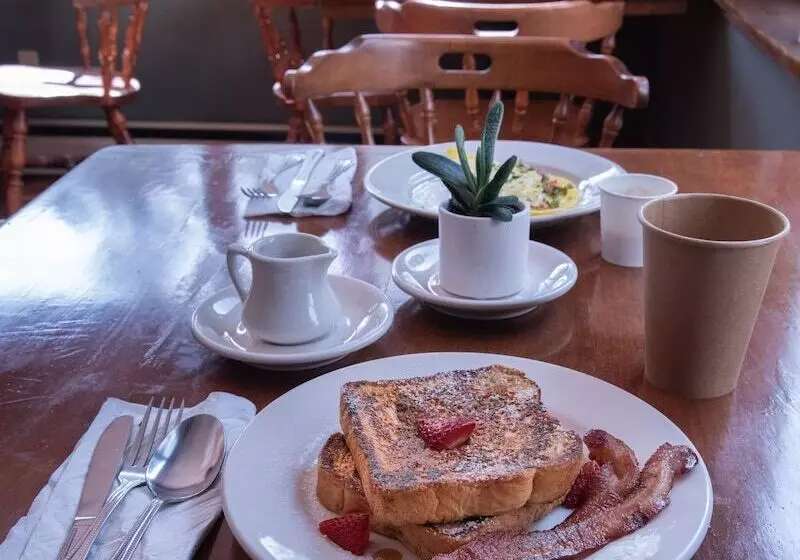 هتل Cranmore Mountain Lodge Bed & Breakfast