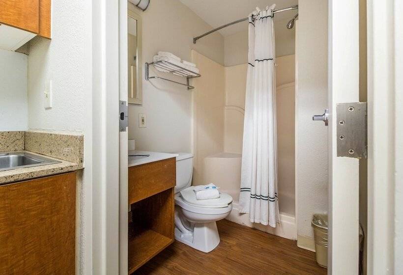 בית מלון כפרי Hometowne Studios By Red Roof Houston   Northwest