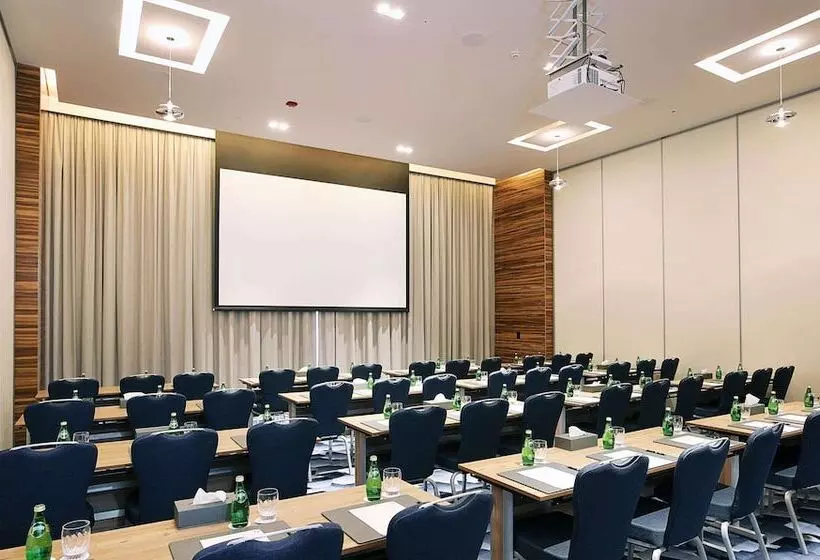 هتل Grand Cosmopolitan