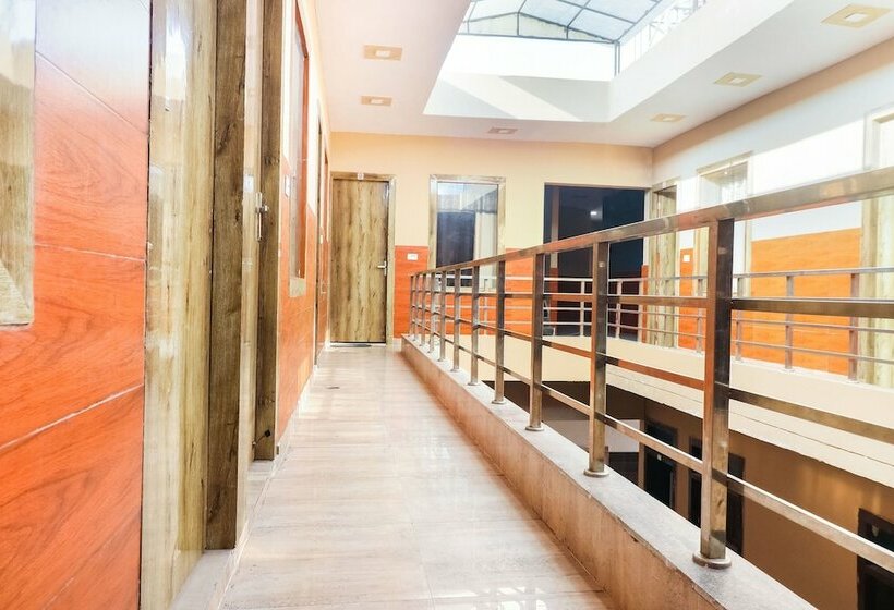 Otel Spot On 62209 Yash