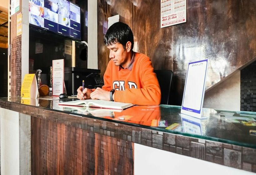 Otel Spot On 62209 Yash