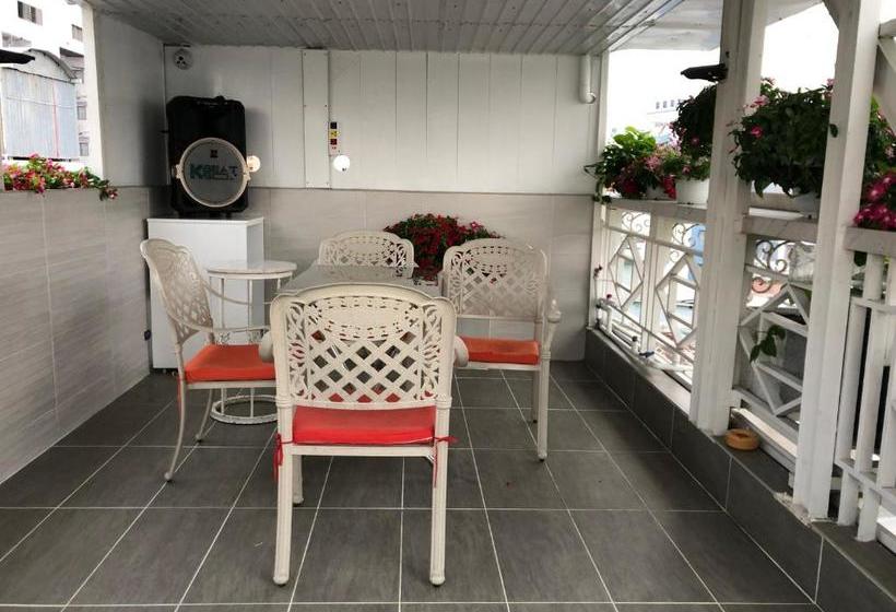 پانسیون Full House Hostel