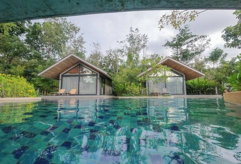 استراحتگاه Island Escape Burasari