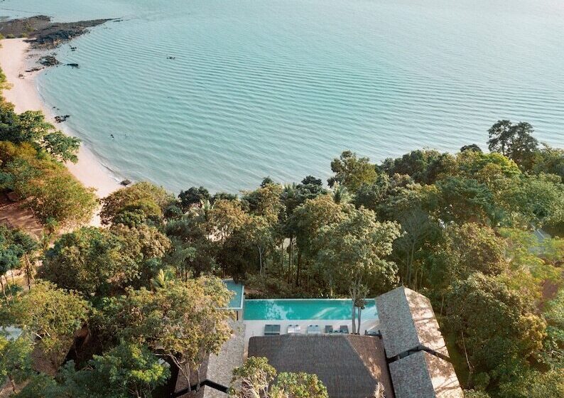 استراحتگاه Island Escape Burasari