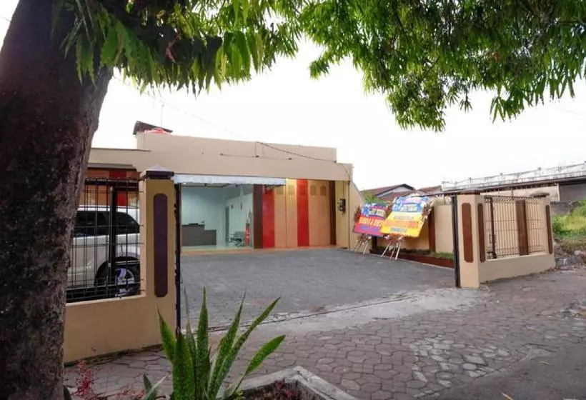 ホテル Reddoorz Near Gor Satria 3