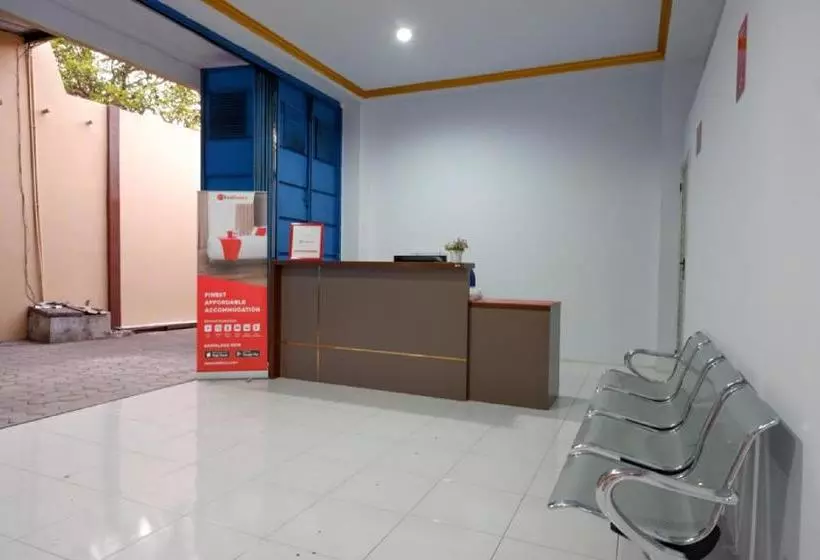 ホテル Reddoorz Near Gor Satria 3