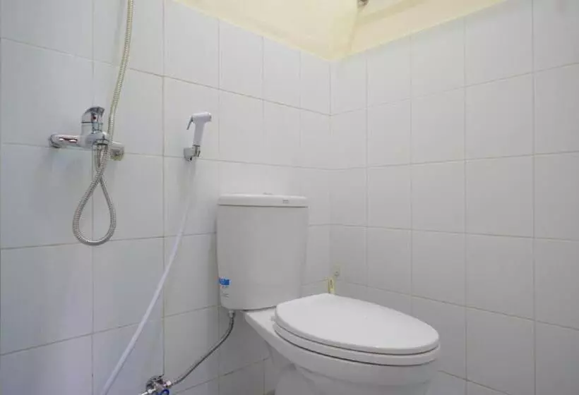 ホテル Reddoorz Near Gor Satria 3