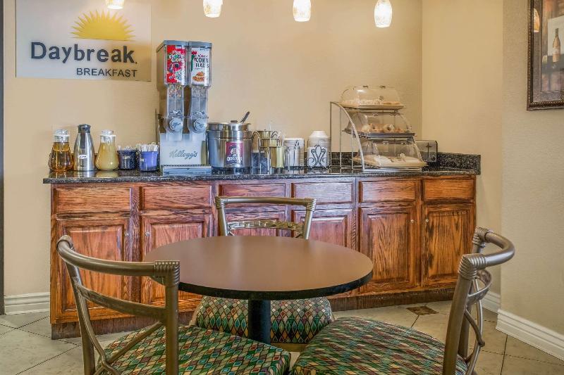 هتل Days Inn By Wyndham Colorado Springs Air Force Academy