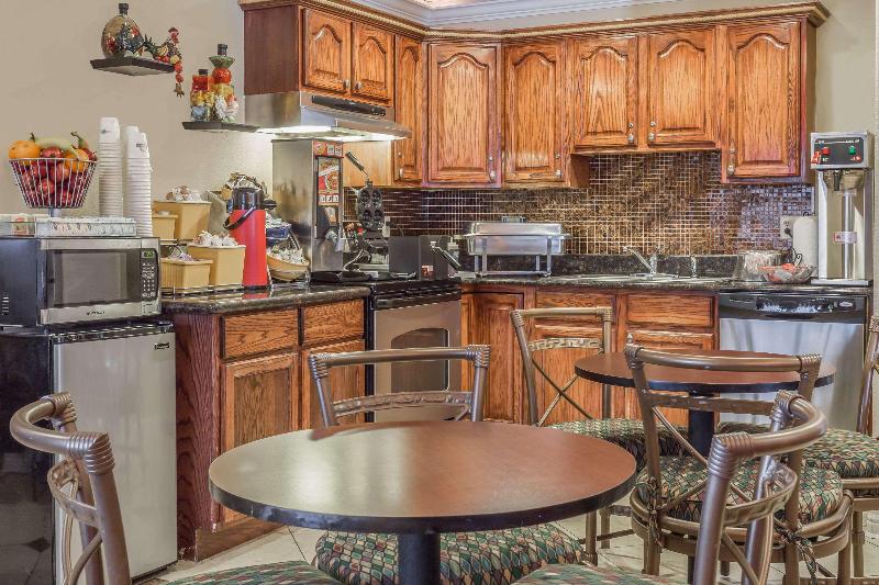 هتل Days Inn By Wyndham Colorado Springs Air Force Academy