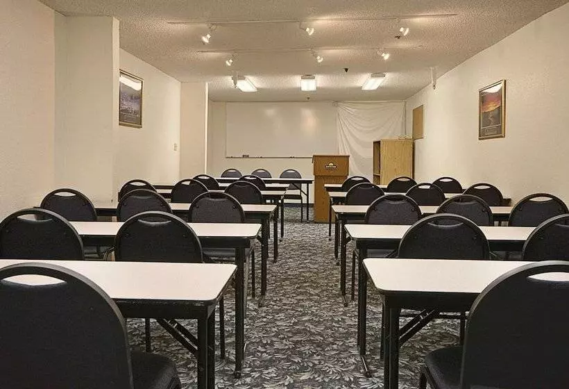 酒店 Days Inn By Wyndham Fresno South