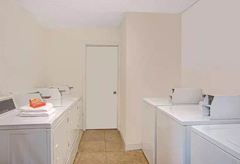 ホテル Charlotte Speedway Inn & Suites