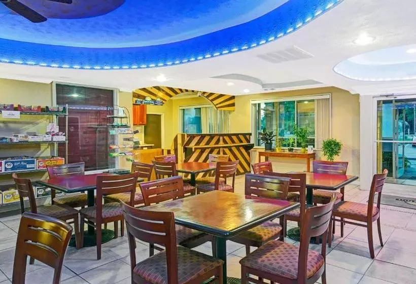 ホテル Charlotte Speedway Inn & Suites