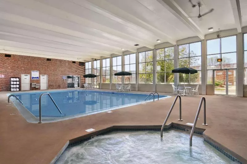 هتل Norwood Inn & Suites La Crosse