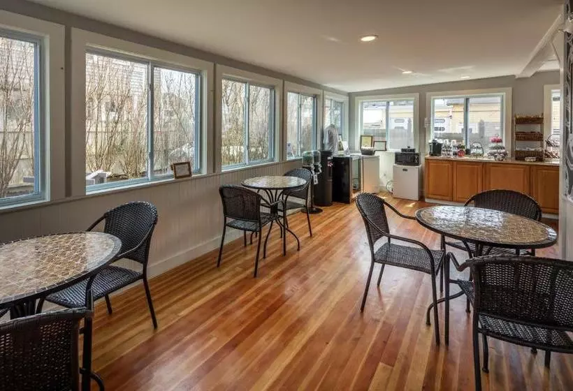 فندق Dockside Inn