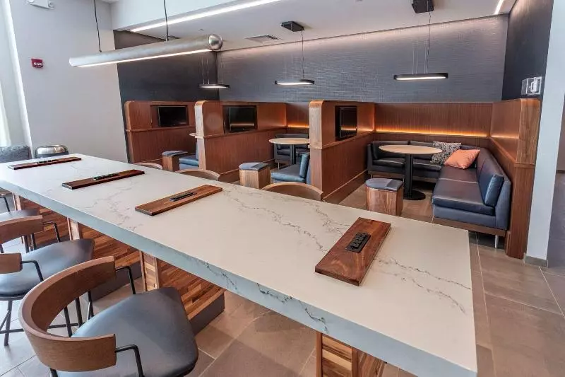 Отель East Avenue Inn Downtown 