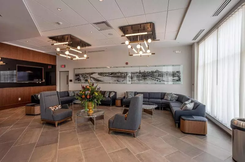 Отель East Avenue Inn Downtown 