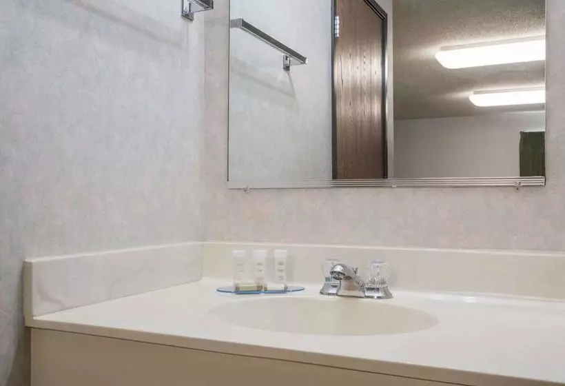 בית מלון כפרי Howard Johnson By Wyndham West Fargo