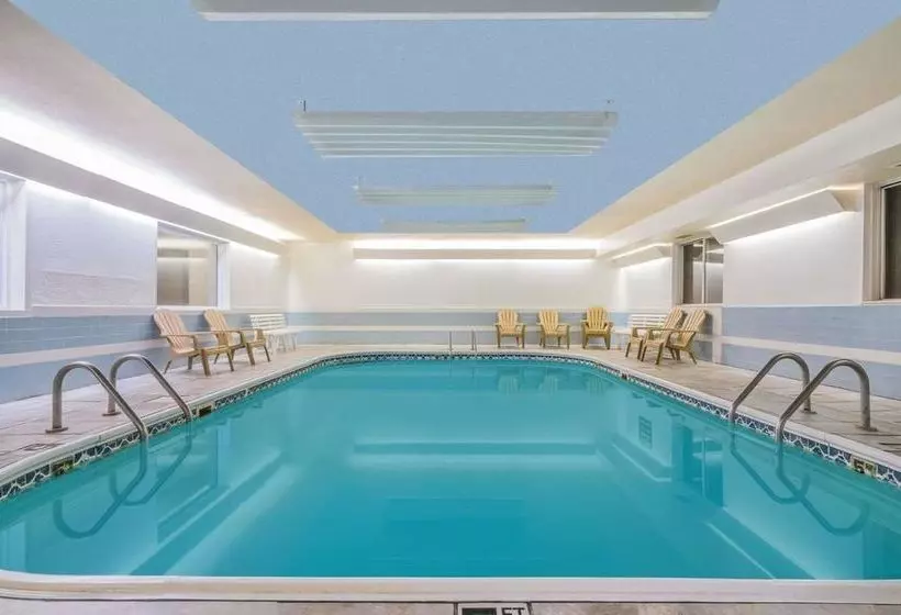 בית מלון כפרי Howard Johnson By Wyndham West Fargo