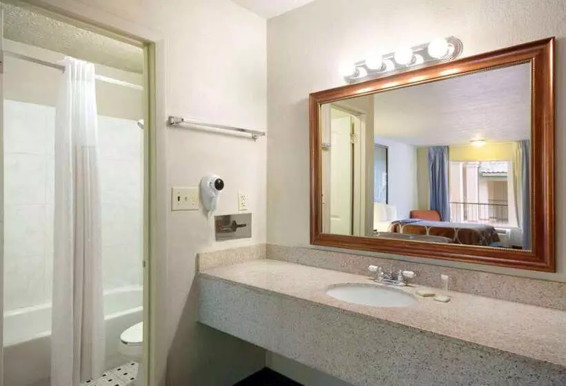 Отель Super 8 By Wyndham College Park/atlanta Airport West