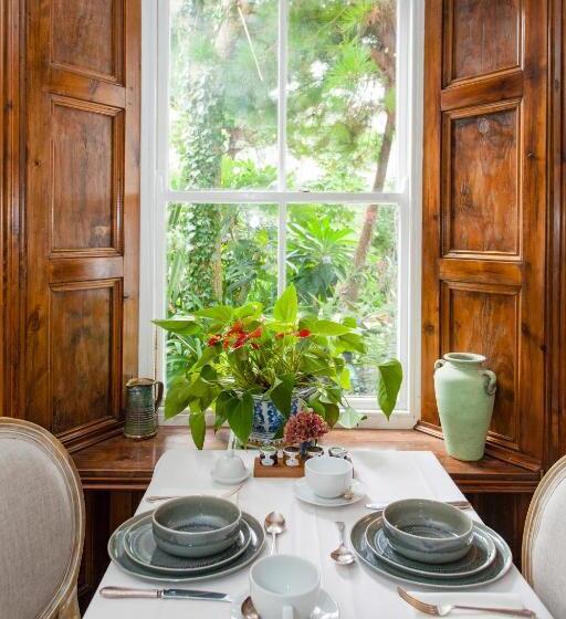 تختخواب و صبحانه The Summer House