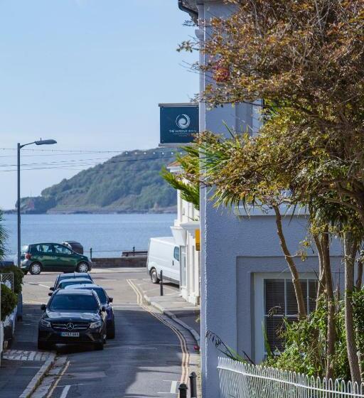 تختخواب و صبحانه The Summer House