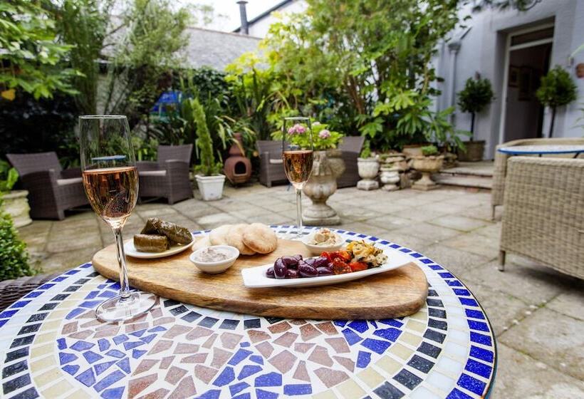 تختخواب و صبحانه The Summer House