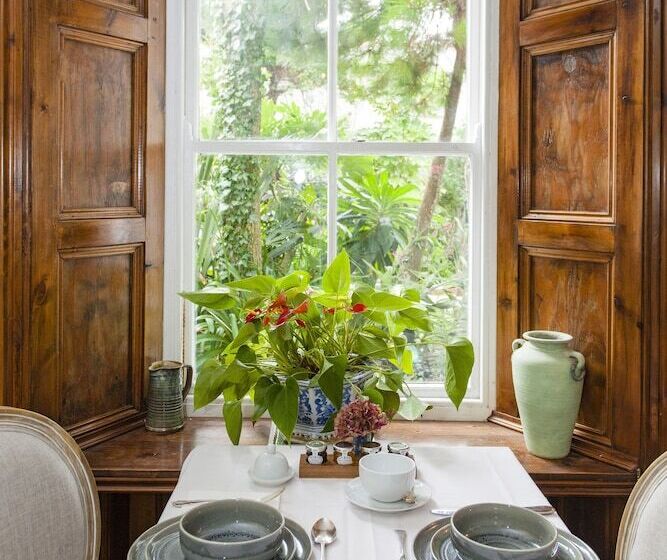 تختخواب و صبحانه The Summer House