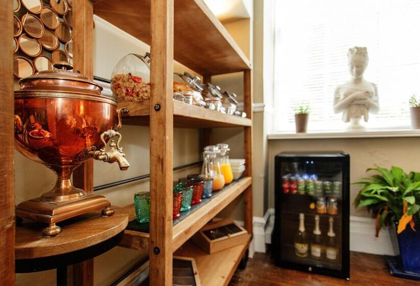 تختخواب و صبحانه The Summer House