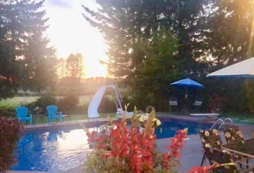 Cedar Manor Bed And Breakfast