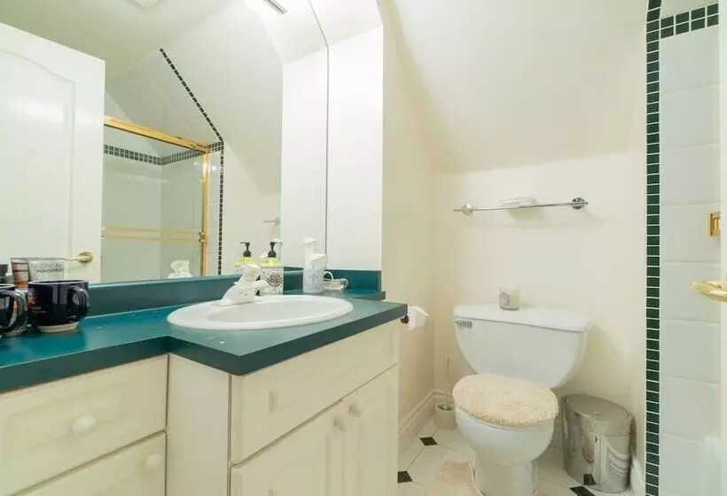 Cedar Manor Bed And Breakfast