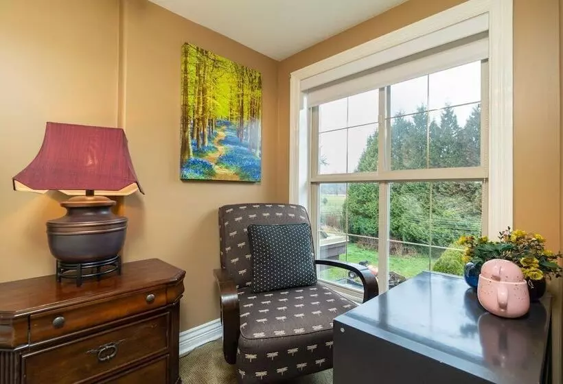 Cedar Manor Bed And Breakfast