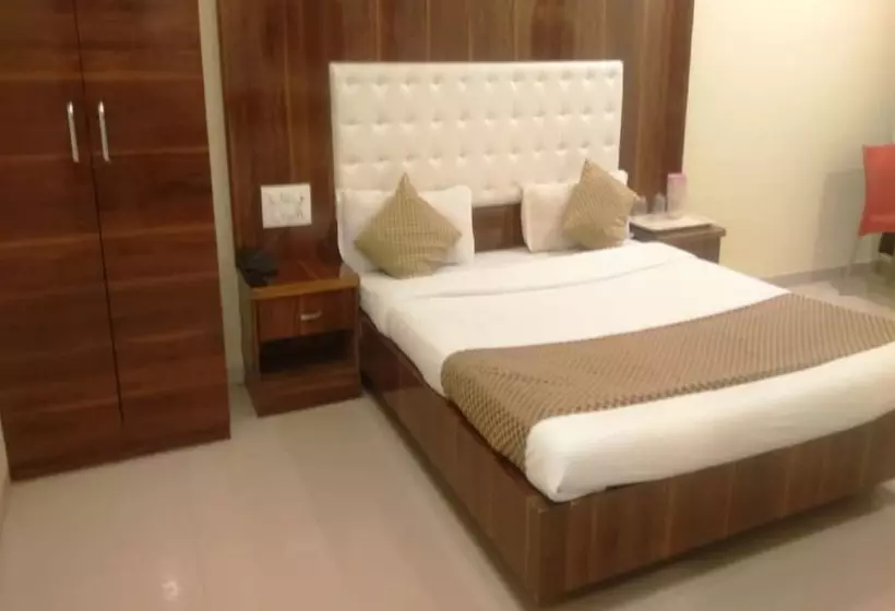 ホテル Shri Krishna