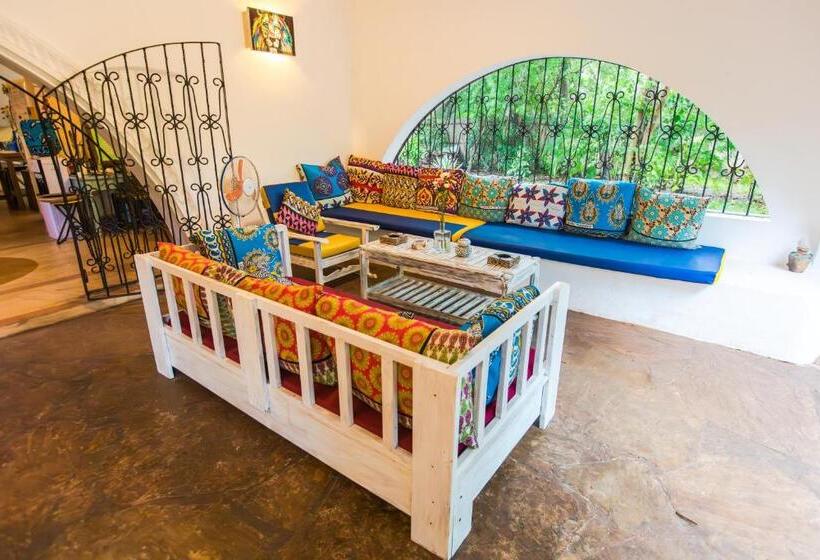 پانسیون Footprints House