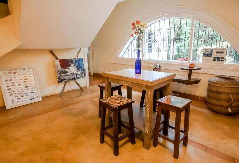 پانسیون Footprints House