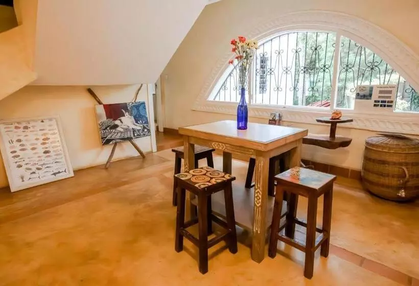 پانسیون Footprints House